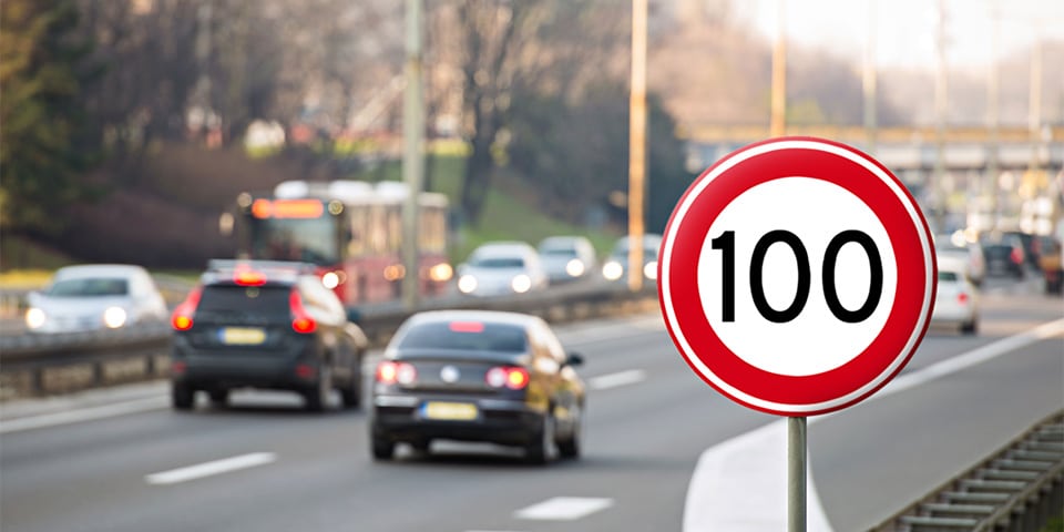 Wie voorziet onze rijkswegen van 100km/u borden?