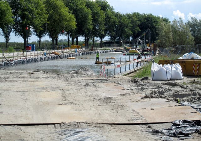 2014 Aanleg folieconstructie in den natte N421 te HoutenENT kopiëren