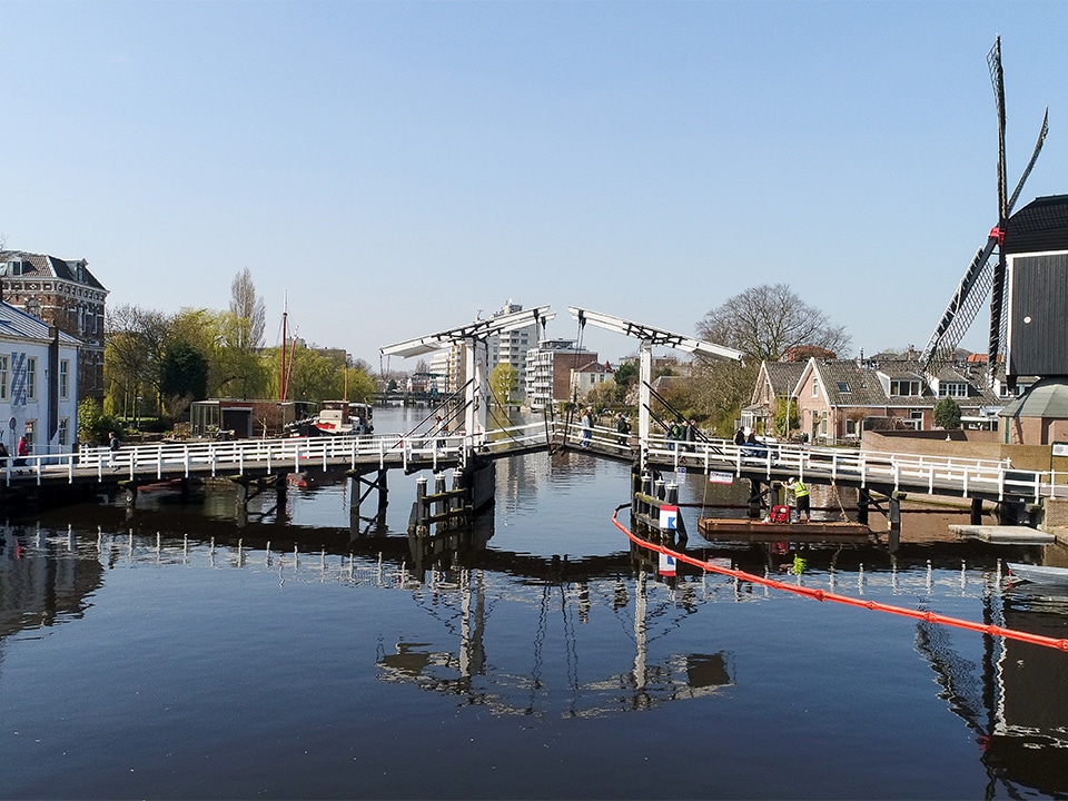 Waarom houten kunstwerken vernieuwen, wanneer ze hersteld kunnen worden?
