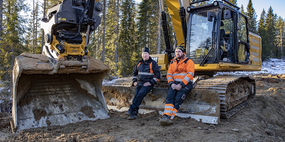 Engcon – een belangrijke schakel voor de eerste Cat® 330 met schuifblad