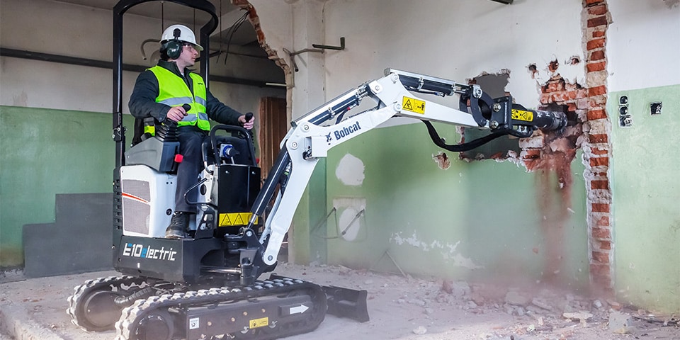 Elektrische  1-tonsminigraafmachine in actie
