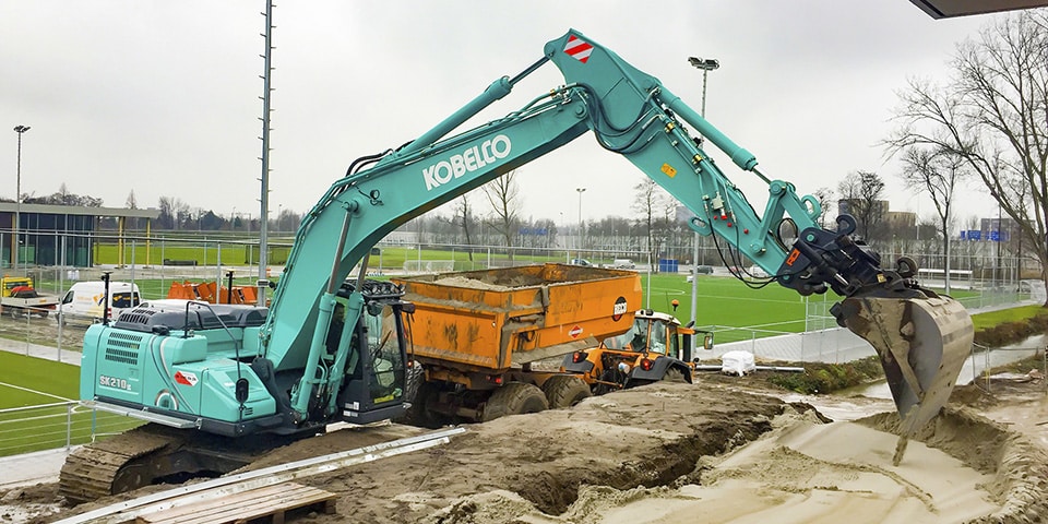 Kobelco SK210LC-10 voor De Goei en Zn.