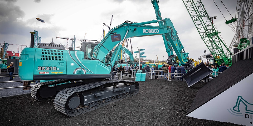 Kobelco toont geautomatiseerde graafmachine met engcon draaikantelstuk op de Bauma Beurs