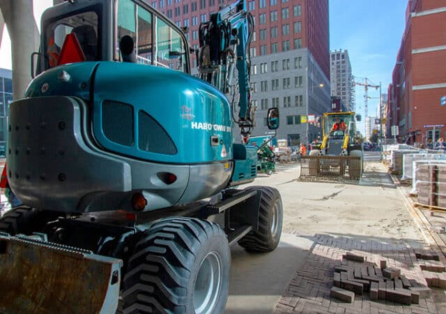 machinaal aanbrengen van bestrating aan de haagse loper in den kopieren
