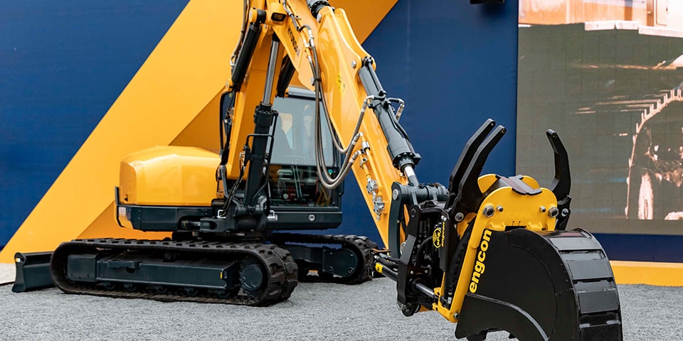 Hyundai gaat haar graafmachines af fabriek voorbereiden voor Engcon draaikantelstukken