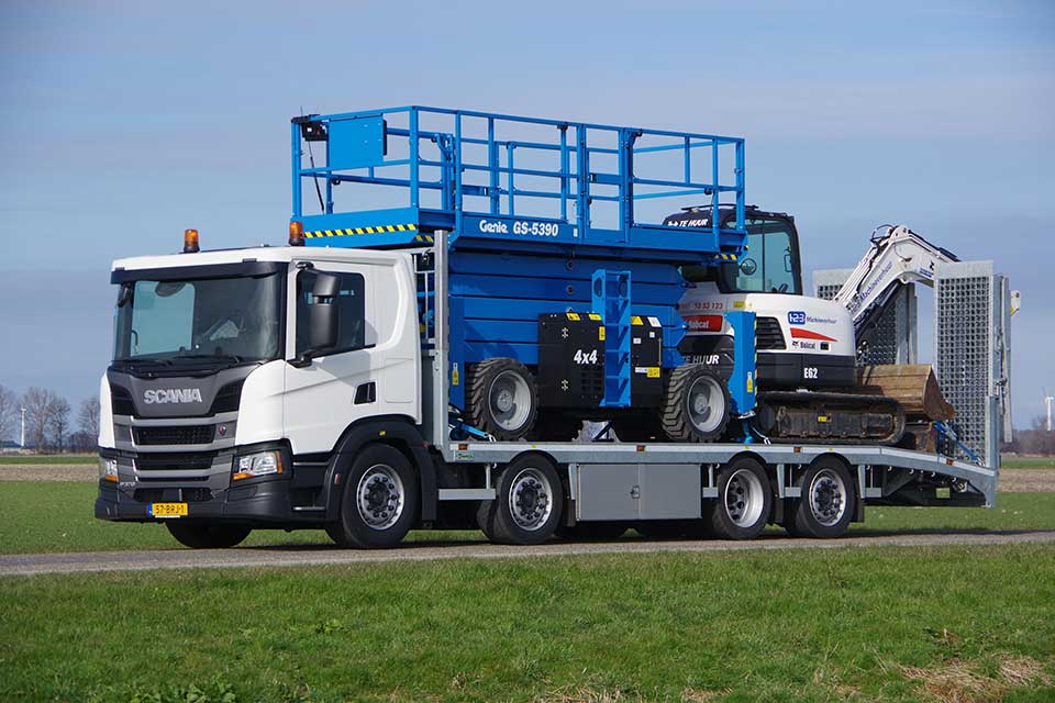 Veldhuizen SCANIA Auflieger 4 Achsen mit Genie GS 5390 Bobcat lv 26