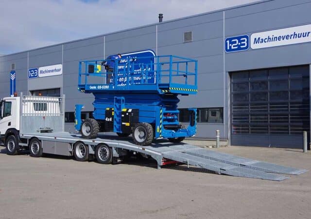 Veldhuizen SCANIA Oprijwagen 4 as met Genie GS 5390 lossen 2