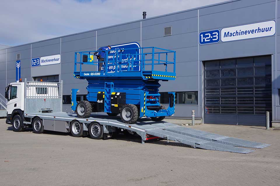 Extra niedriger Scania Rampenwagen aus Veldhuizen