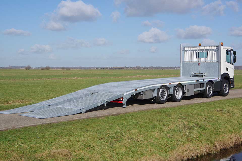 Veldhuizen SCANIA 4-Achs-Auffahranhänger mit 8° Auffahrwinkel