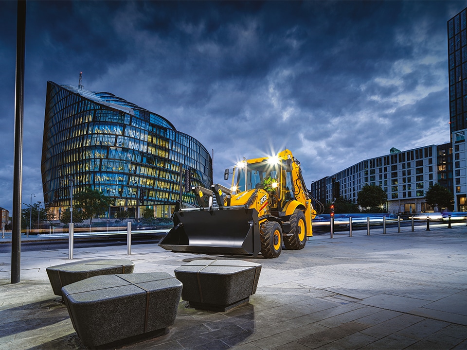 JCB introduceert de PRO-Serie graaf/laadcombinaties met Stage V-motoren