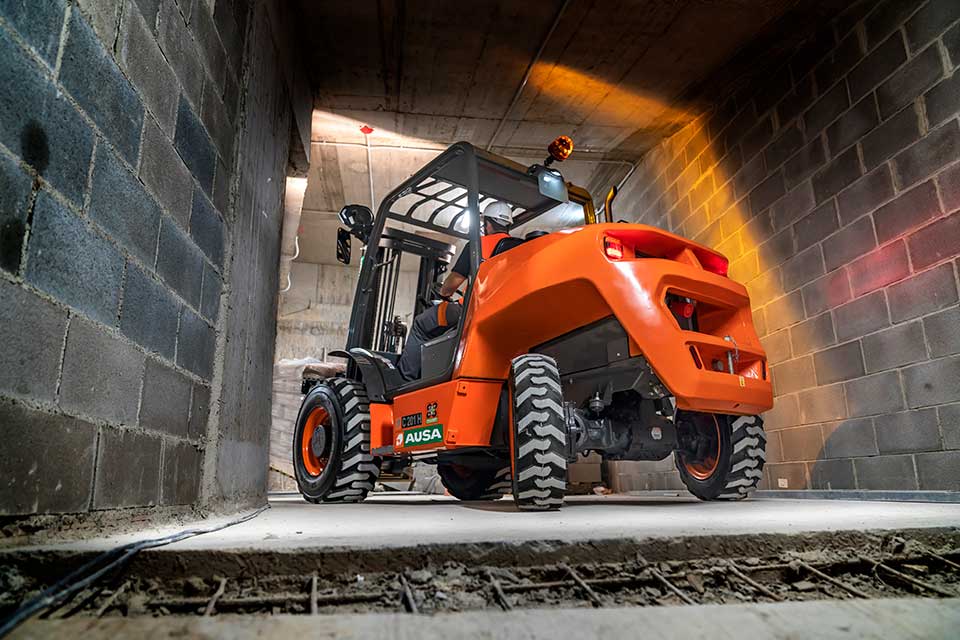 Riwal, dé specialist in verhuur en verkoop van hoogwerkers en verreikers, wordt dealer van AUSA machines in Nederland.