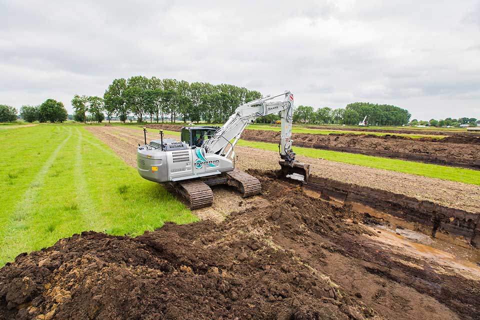 Hybride Kobelco SK210HLC-10 2PB voor Baars