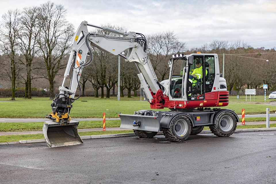 Engcon en Takeuchi verdiepen hun samenwerking – graafmachines af-fabriek voorbereid op draaikantelstuk