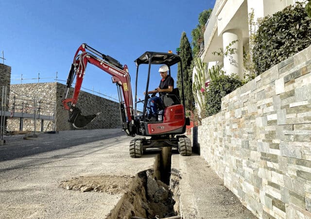 Yanmar ViO17 close to the wall