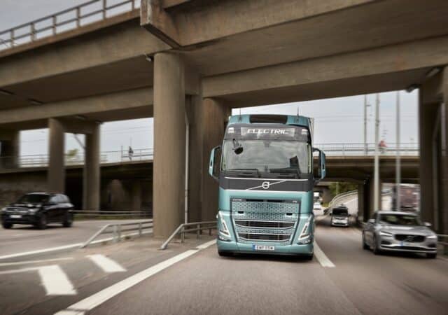 Volvo FH ELectric bridge