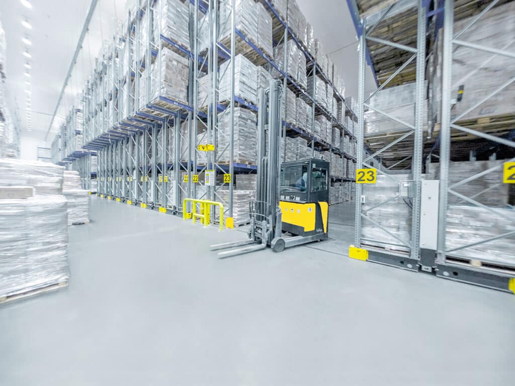 Verrijdbare palletstellingen verhogen capaciteit en productiviteit in nieuw koel- en vrieshuis
