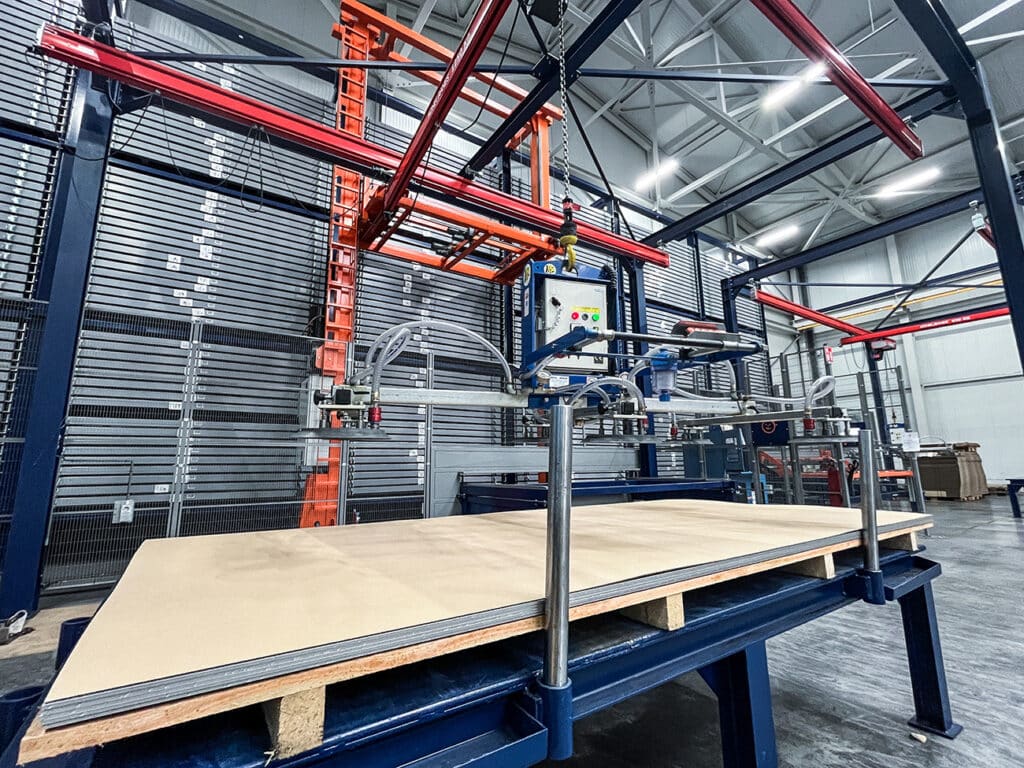 Volautomatisch opslagsysteem voor platen versnelt leveringen thyssenkrupp