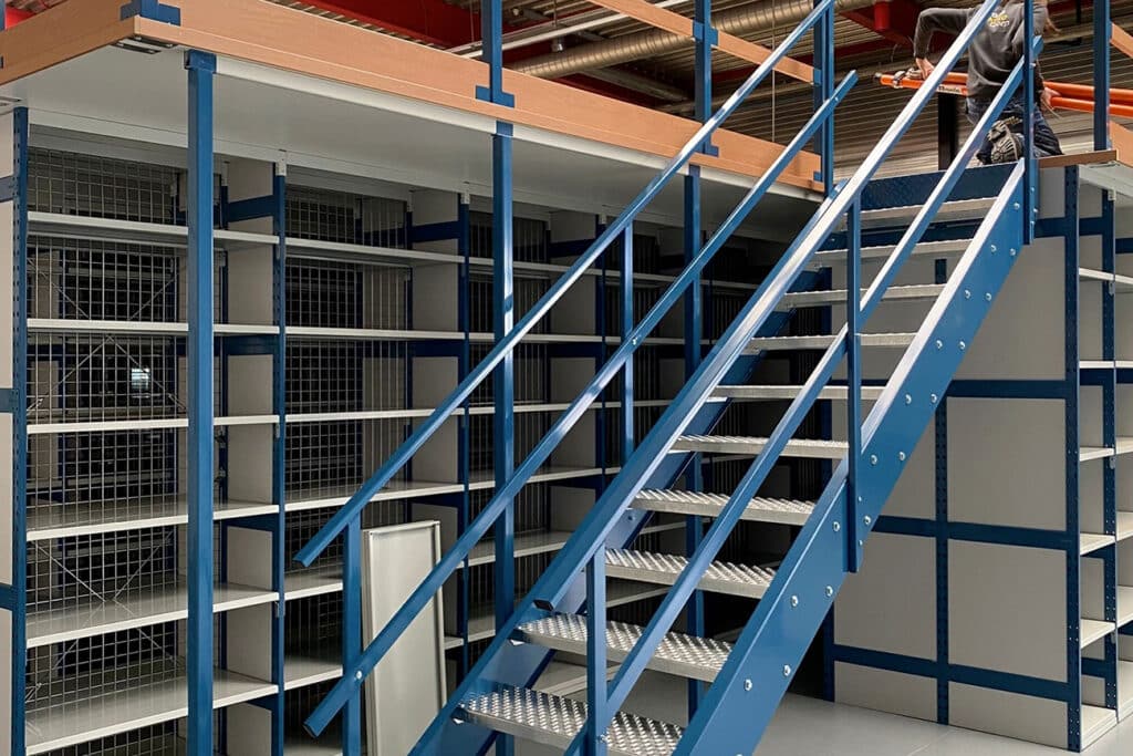 Europe Racking levert entresolvloeren inclusief trappen en leun
