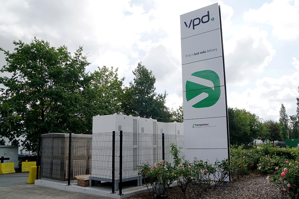 De eigen batterij staat in verbinding met 19 ladersENT ID5763 kopieren