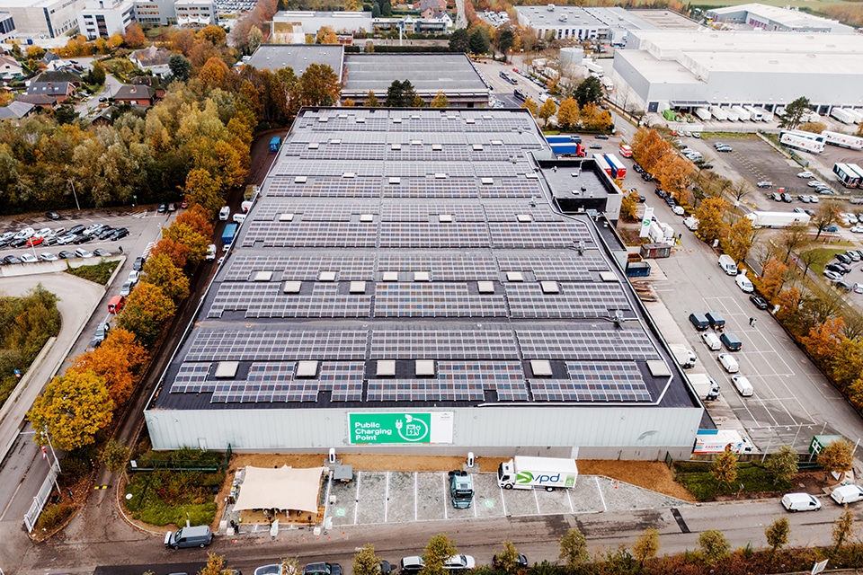 Er ligt 12.000 m² aan zonnepanelen op het dak kopieren