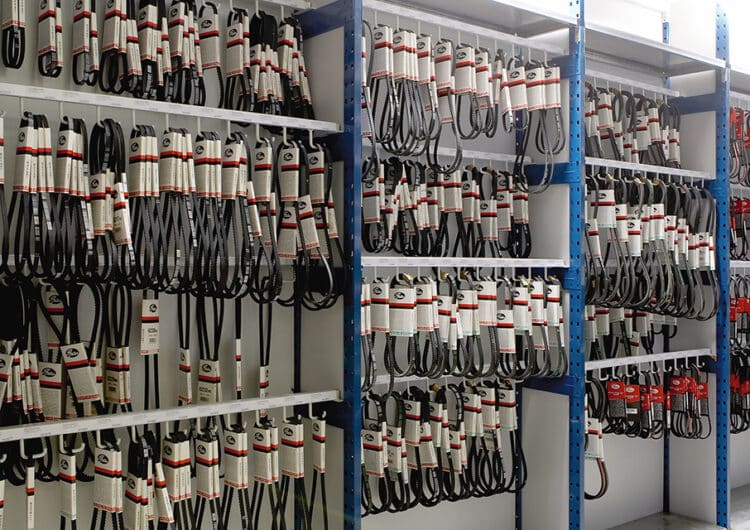 Opslag van hangende producten in legbordstelling kopieren