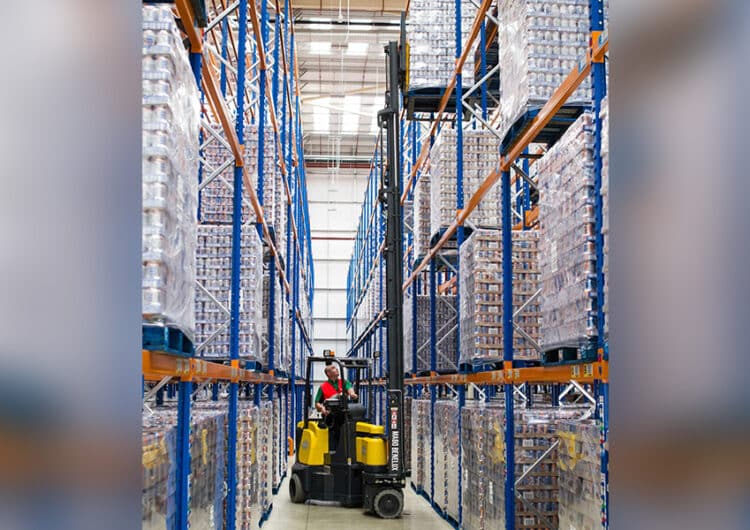 aisle master smalle gang heftruck warehouse scaled.jpg