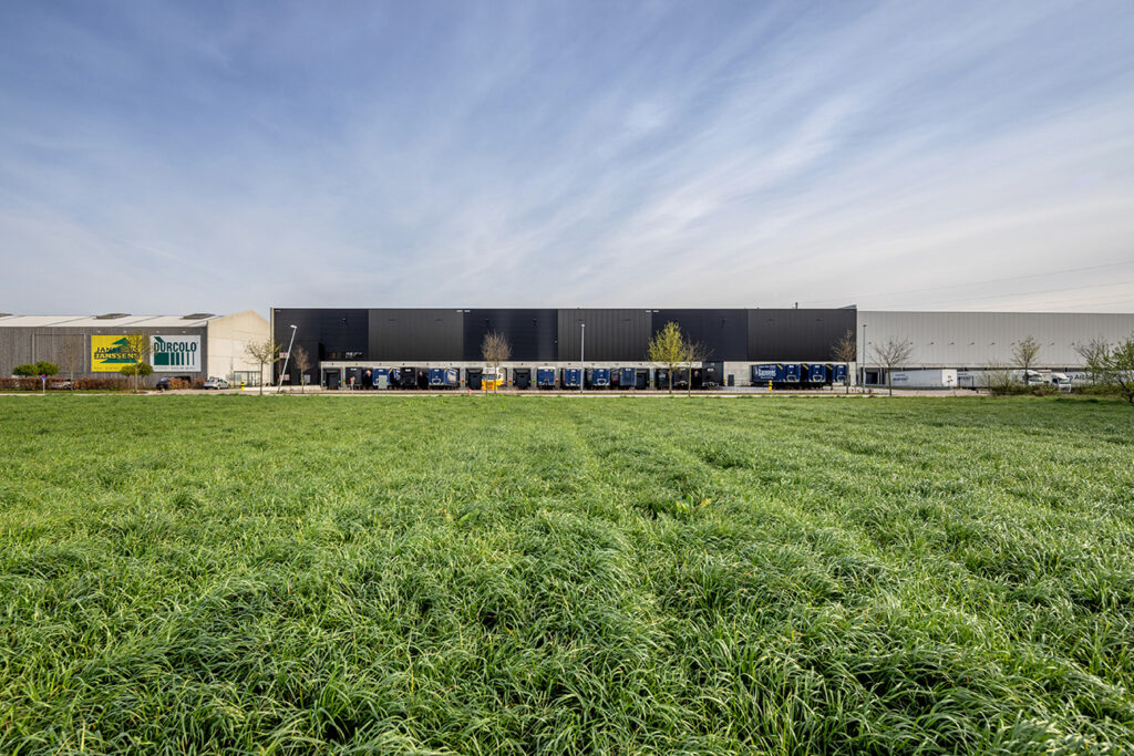 State of the art opslagmagazijn met laadkuil en inpandig kantoor