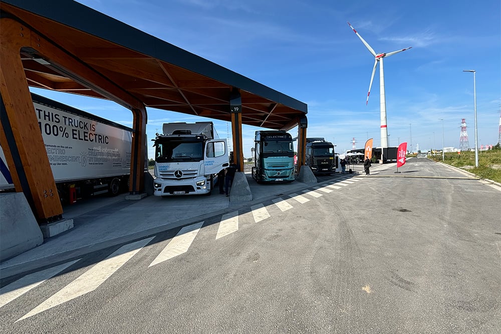 Een van Europa’s grootste publieke oplaadpunten voor elektrische zware voertuigen opent in het Antwerpse havengebied