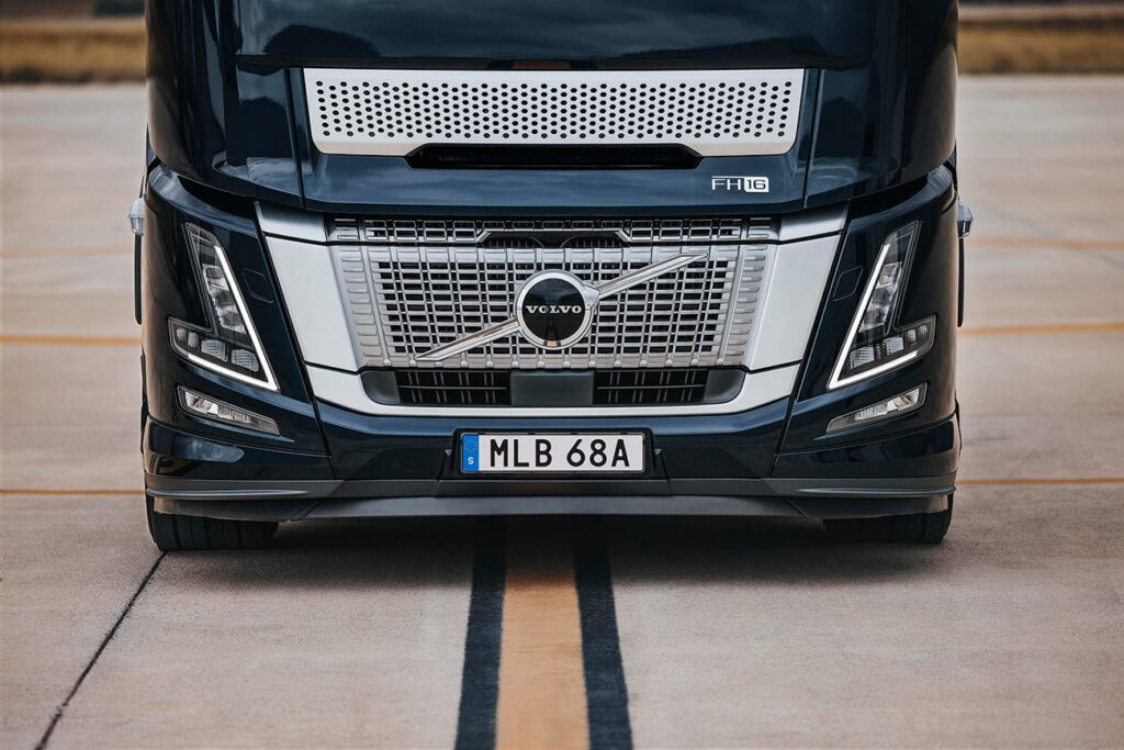 volvo trucks fh16 aero front
