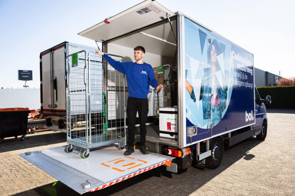 Sensolus increases logistics efficiency of 8,000 roll containers for Ampere and Bol