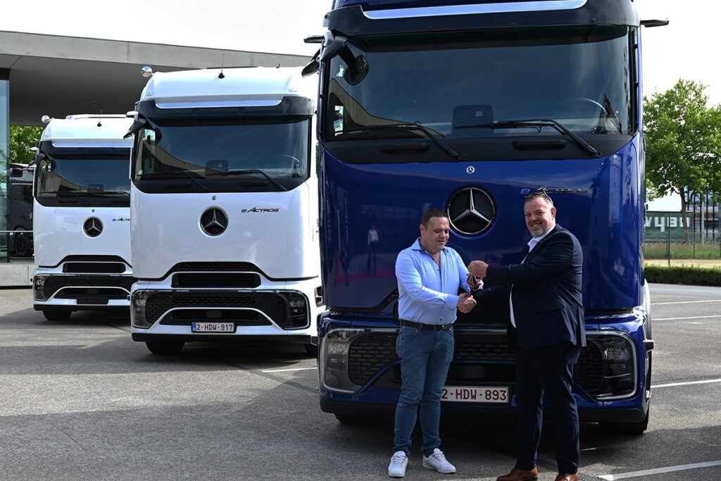 Eerste Belgische eActros 600-voertuigen geleverd aan VM Milktrans en Sovedo Logistics