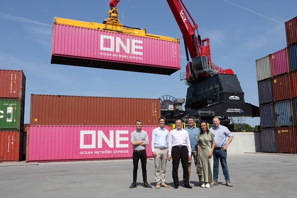 Logistieke optimalisatie: Duurzaam transport van Thailand naar België via binnenvaartoplossing