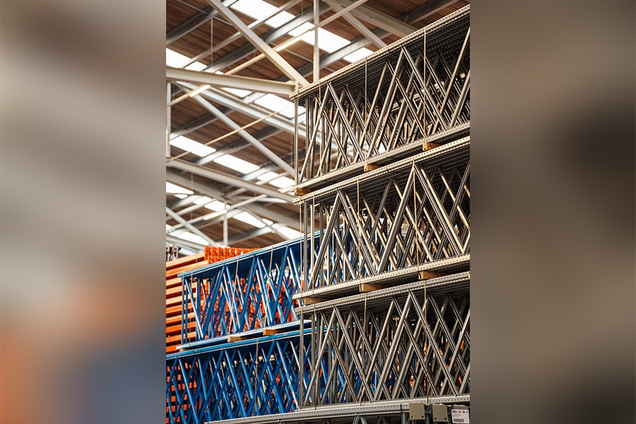 Gebruikte magazijnstellingen zitten in de lift 3