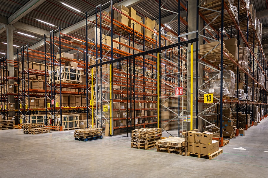 Axelent sorgt für umfassende Sicherheit in Produktion und Lagerhaltung, von Kollisionsschutz bis hin zu visueller Zoneneinteilung 7