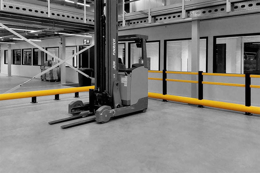 Veiligheidsoplossingen scheiden looppaden van heftruckverkeer 8