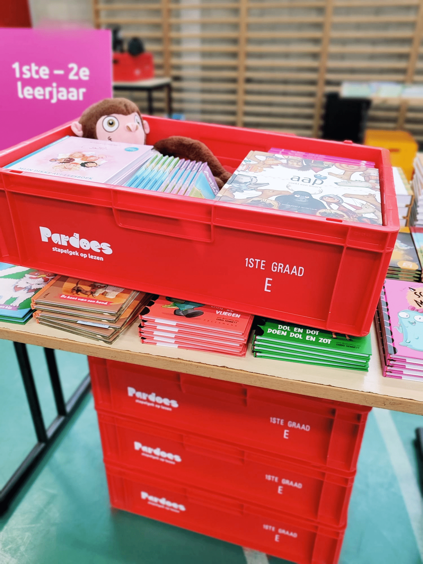 Smart logistics with colored euronorm crate 2