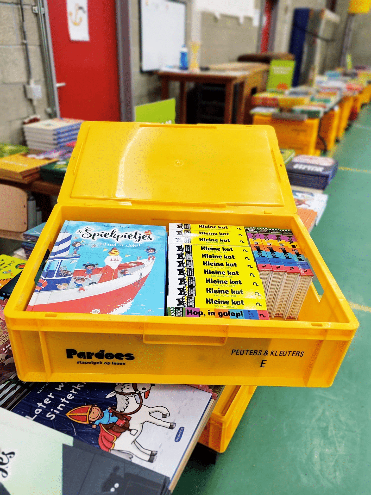 Smart logistics with colored euronorm crate 1