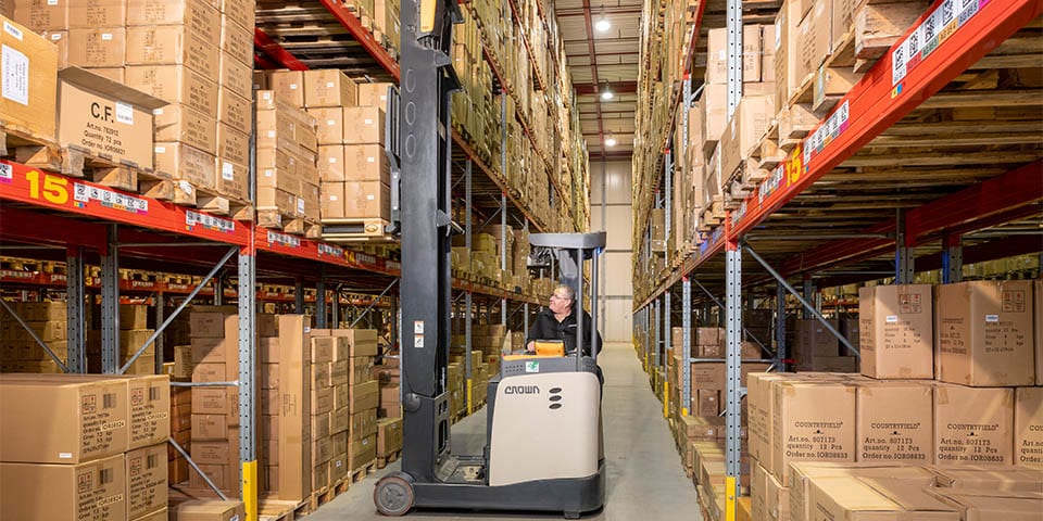 Reachtrucks uit de ESR-serie van Crown: verhoog de productiviteit in uw magazijn 1