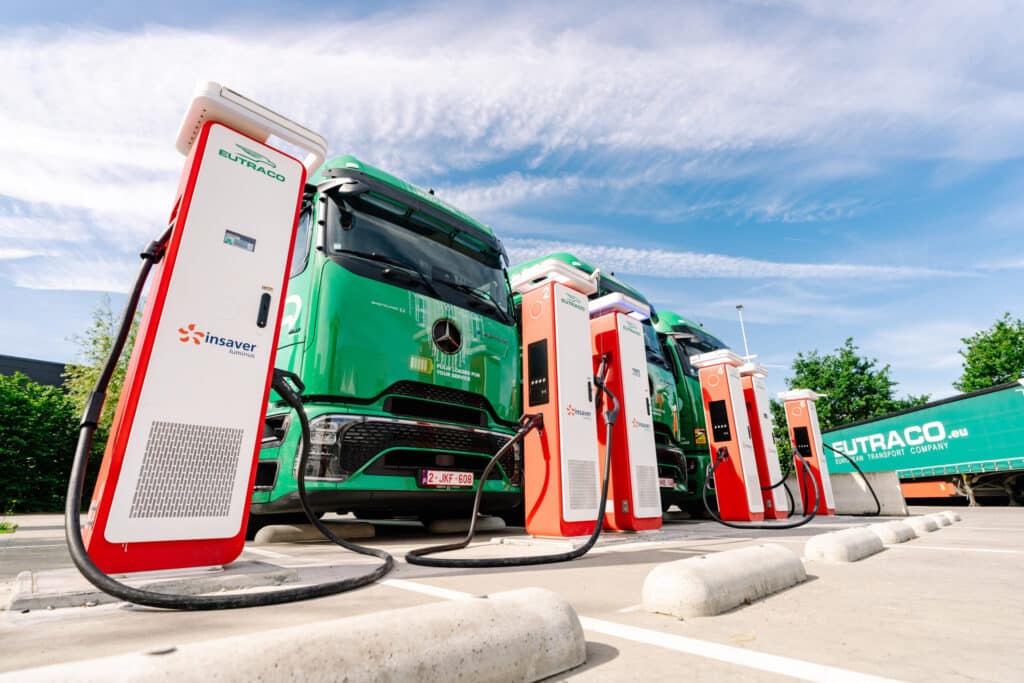 Ultraschnelle Ladegeräte für Elektrofahrzeuge und Industriebatterien bei EUTRACO in Roeselare 2 offiziell in Betrieb genommen