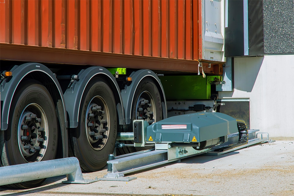 Safe loading and unloading is receiving increasing attention 2