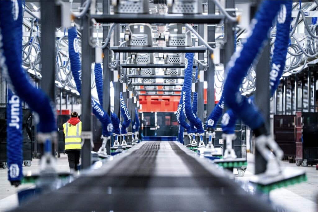 DPD Nederland investeert in ergonomische hub-transformatie met 19 Destuff-it™  units en 17 JumboFlex slangheffers van Schmalz. 2