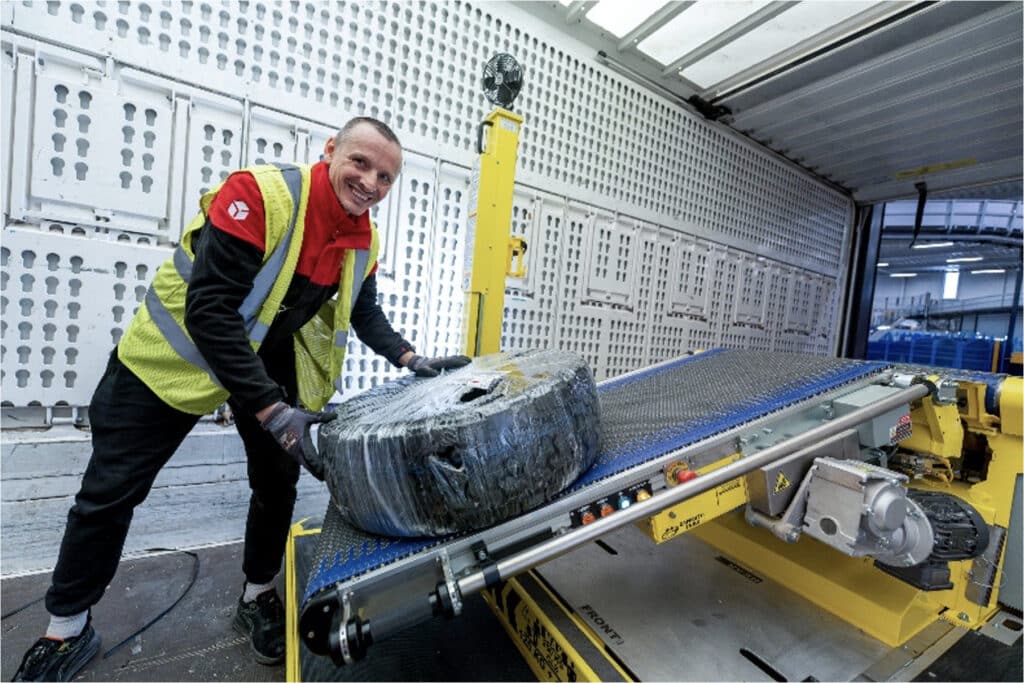 DPD Nederland investeert in ergonomische hub-transformatie met 19 Destuff-it™  units en 17 JumboFlex slangheffers van Schmalz. 3