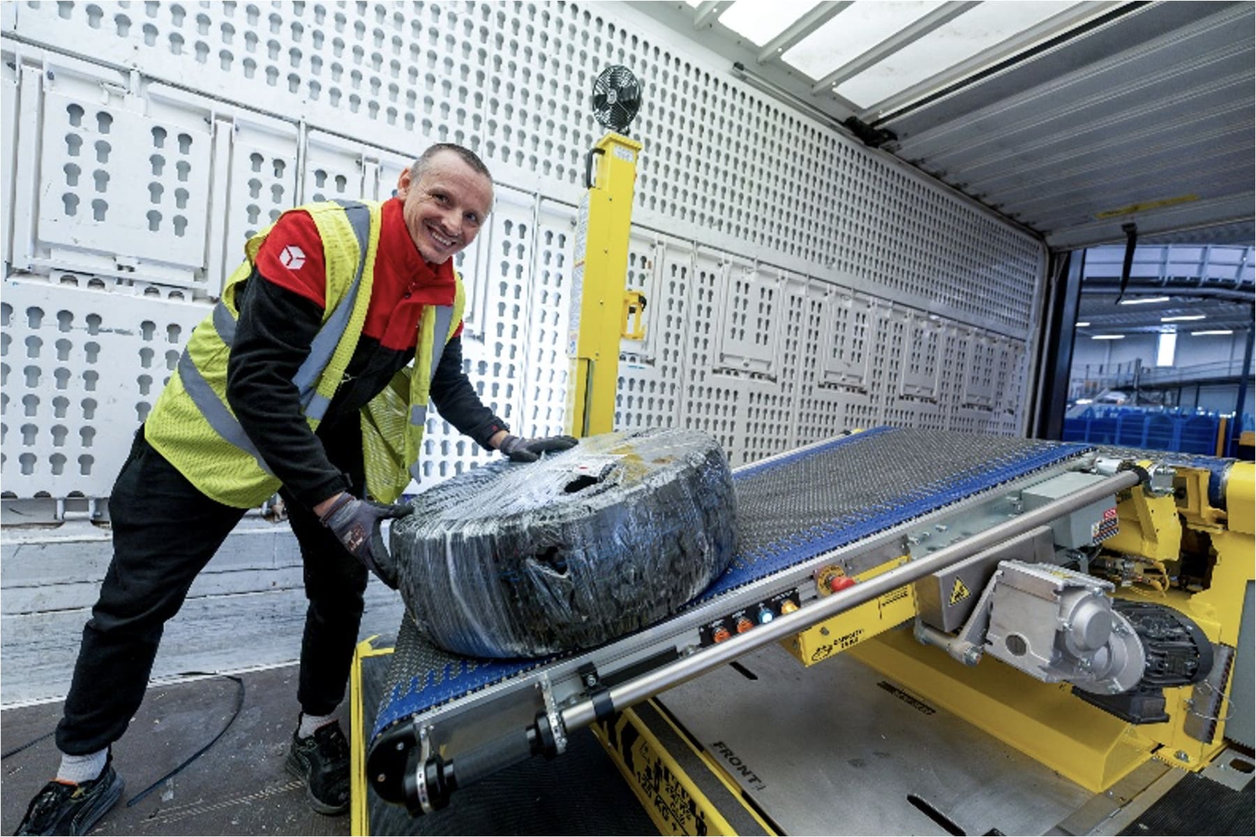 DPD Netherlands is investing in an ergonomic hub transformation with 19 Destuff-it™ units and 17 JumboFlex tube lifters from Schmalz. 4