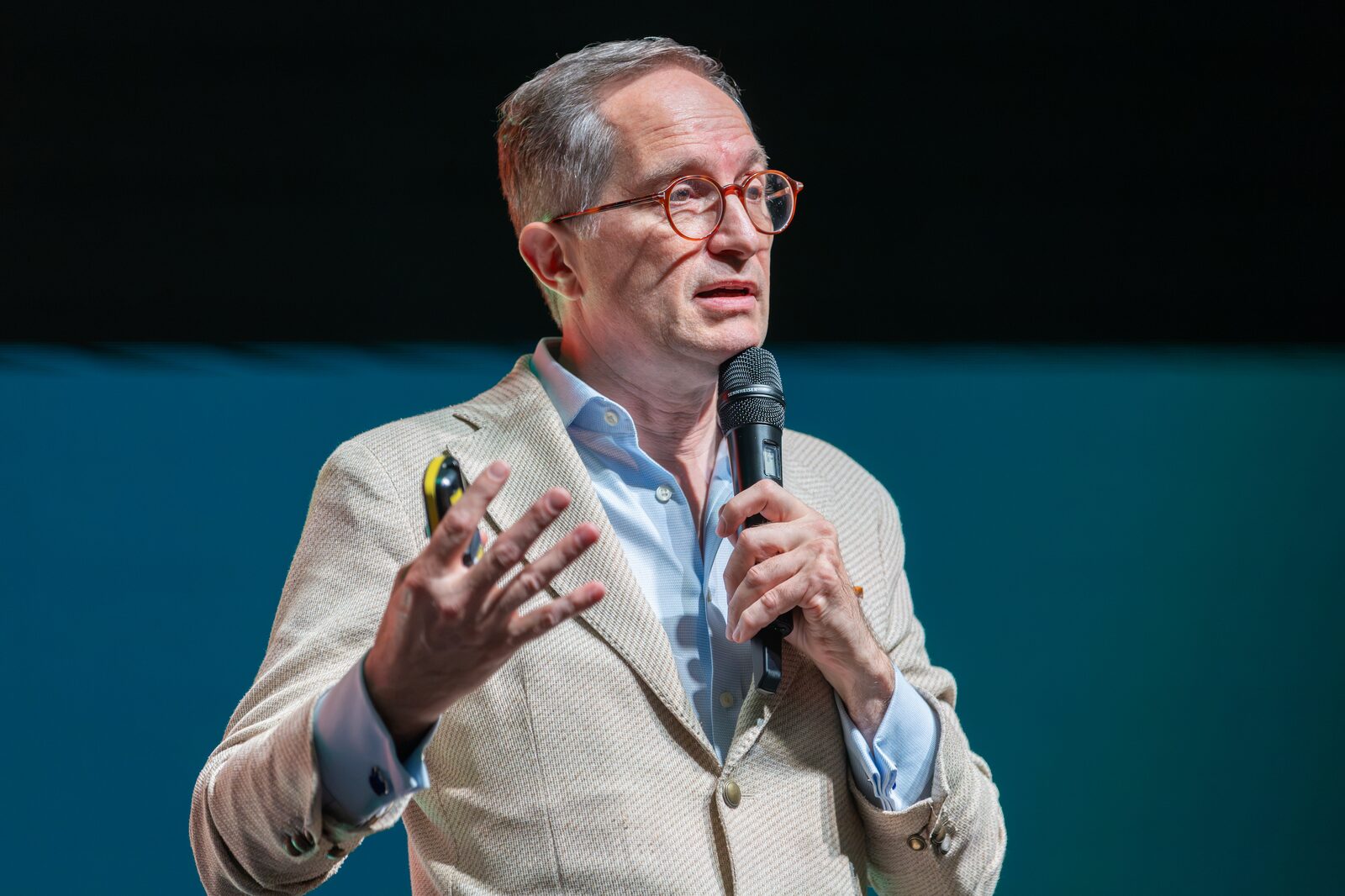 Keynotespreker Peter Hinssen grapte dat wie vandaag door San Francisco loopt nauwelijks nog iets anders ziet dan “AI, AI, AI”.